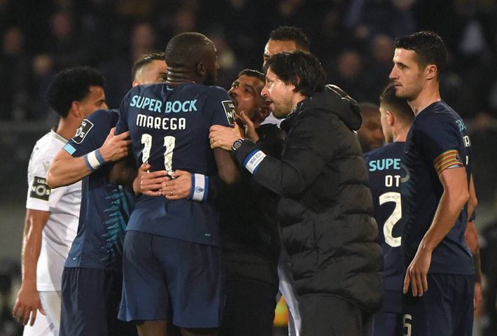 Irkçı saldırılar Marega'ya sahayı terk ettirdi
