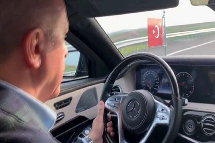 Cumhurbaşkanı Erdoğan, futbol sevgisini göstermeye devam ediyor