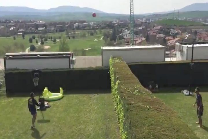 Osasunalı futbolcular, sosyal mesafe kuralına uygun ayak tenisi oynadı