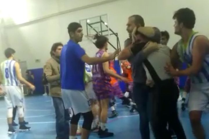 Basketbol maçında skandal olay: Hakemleri darp ettiler