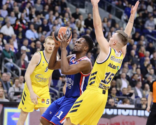 Anadolu Efes, galibiyet serisini 11 maça çıkardı