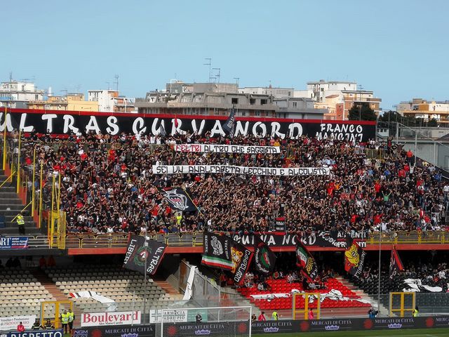 Foggia tribünleri Corona Virisü'ne aldırış etmiyor