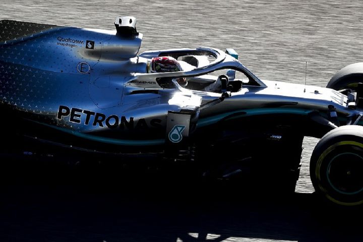 Hamilton aracında daha fazla güç istiyor