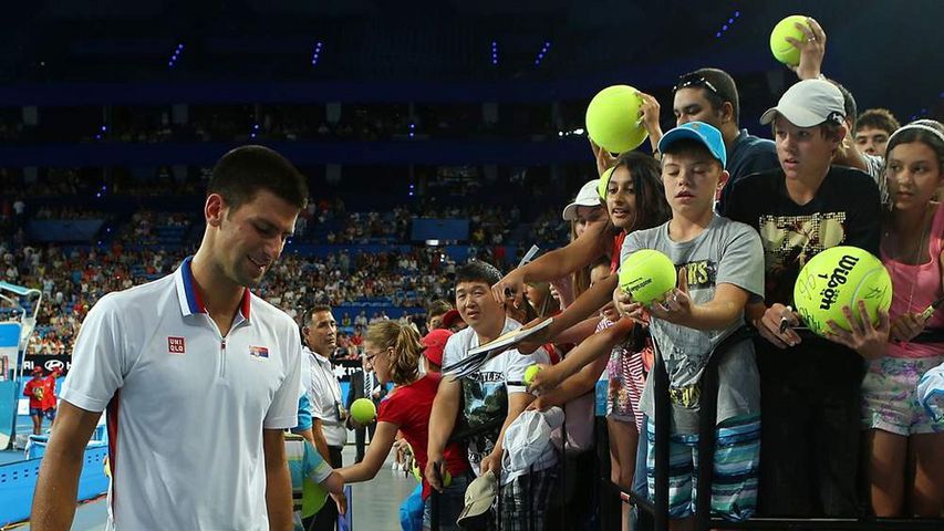 Novak Djokovic, hayranlarıyla sokakta tenis oynadı