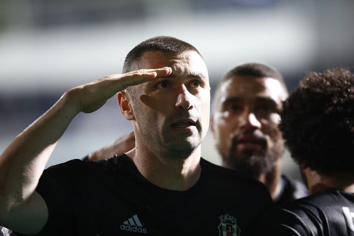Burak Yılmaz siyah-beyazlı formayla rekor peşinde