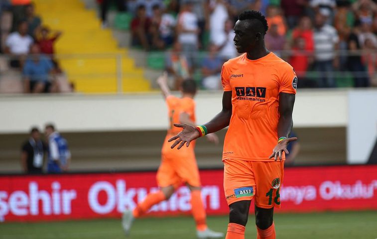 Papiss Cisse imzayı atıyor