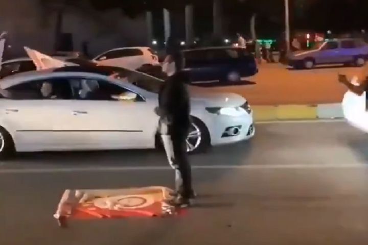 Galatasaraylı bir taraftar galibiyetin ardından şükür namazı kıldı