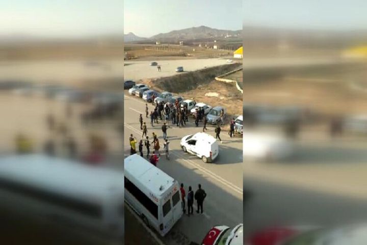 Adil Gevrek aracından indi yumruklar konuştu