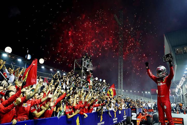 Singapur'da günün pilotu Vettel