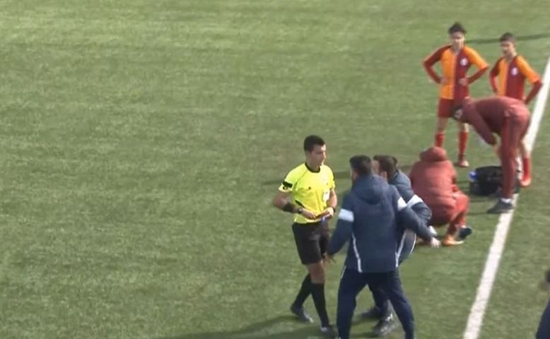 U14 maçında Ali Güzeldal hakemin üzerine yürüdü