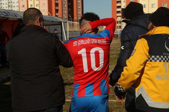 Stat dışından atılan taş futbolcuyu yaraladı