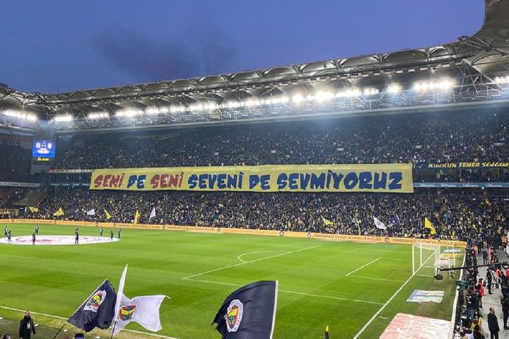 Galatasaray, derbideki pankart sebebiyle şikayete gidiyor