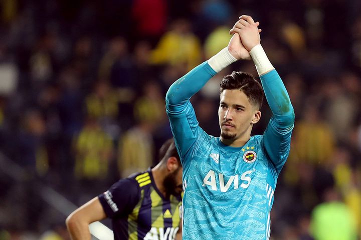 Altay Bayındır'a İngiliz kancası