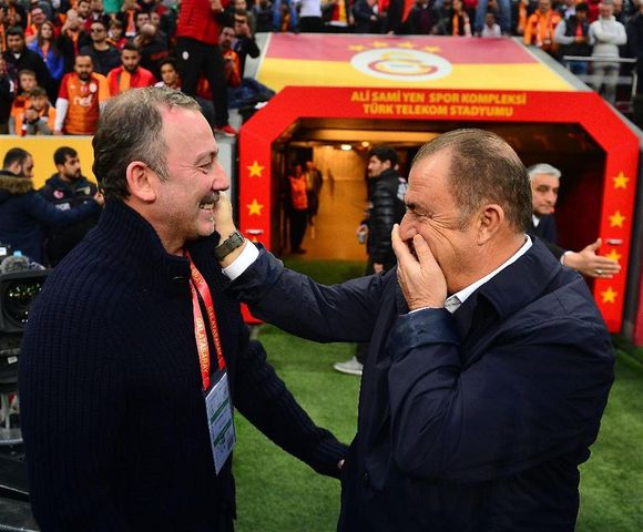 Terim'in eski talebesine karşı üstünlüğü dikkat çekiyor