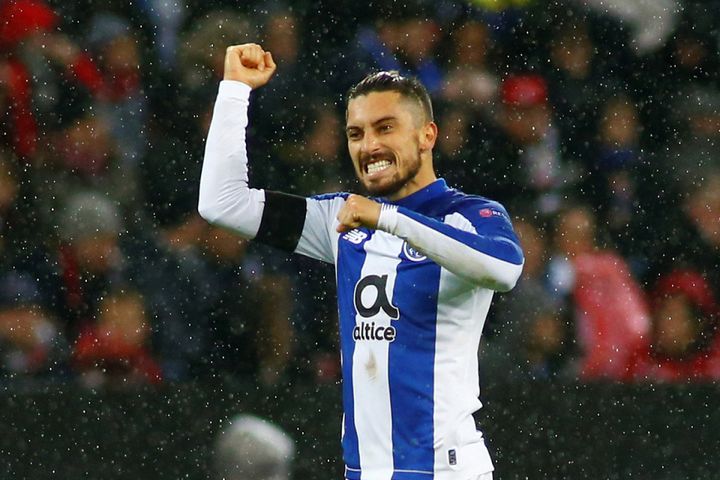Alex Telles piano başında mest etti
