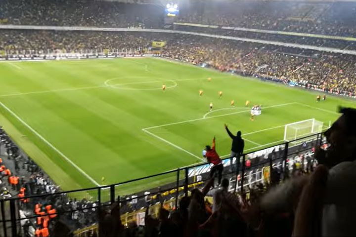 Galatasaray tribününden penaltı tekbiri