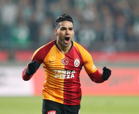 Radamel Falcao ilk yarıyı unutturdu