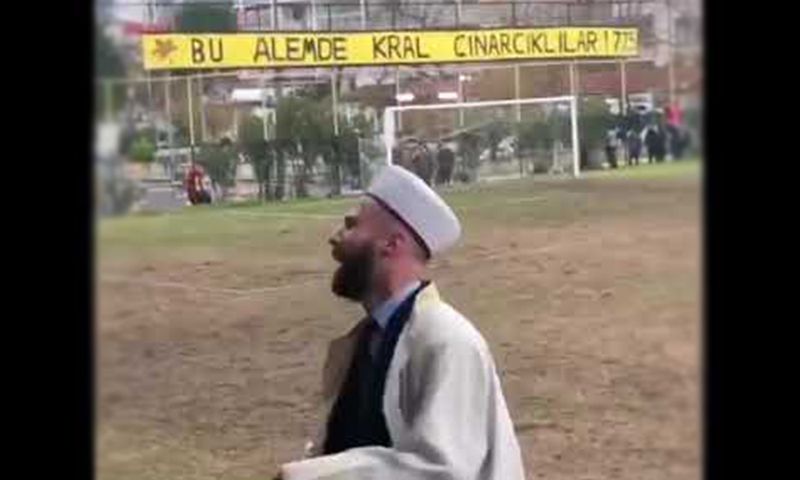 Çınarcık'ta imam tribünlere ilahi söyletti