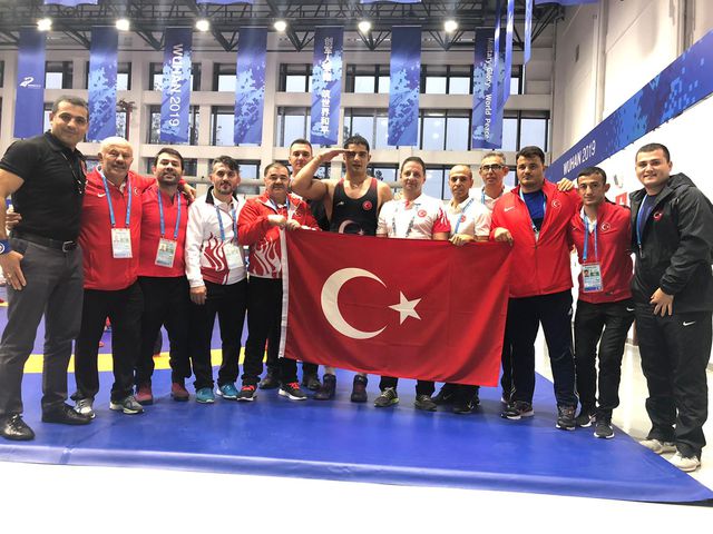 Asker şampiyon Taha Akgül'den askerimize selam!