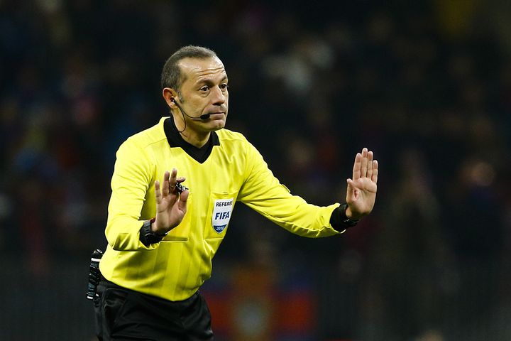 Cüneyt Çakır'a UEFA'dan görev