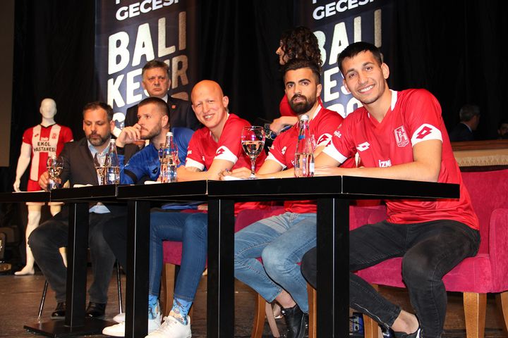 Balıkesirspor için düzenlenen gecede binlerce forma satıldı