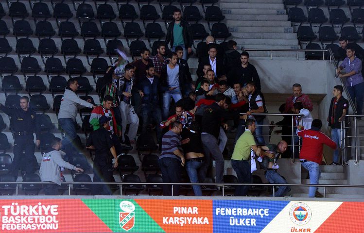 Tribünde kavgaya girdi mumları üfledi