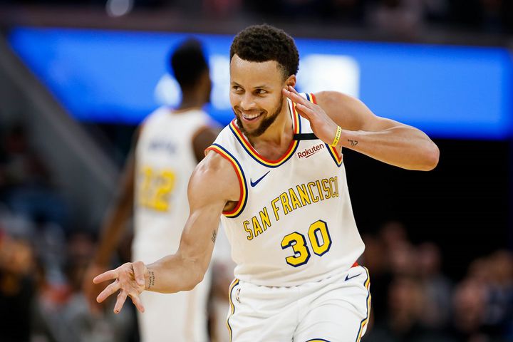 Curry parkelere döndü, galibi Powell belirledi