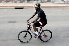 LeBron James, Los Angeles caddelerinde bisiklete bindi