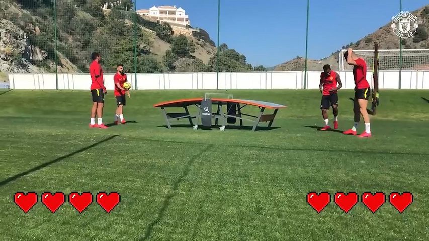 Manchester United futbolcularının Teqball keyfi yerini gerginliğe bıraktı