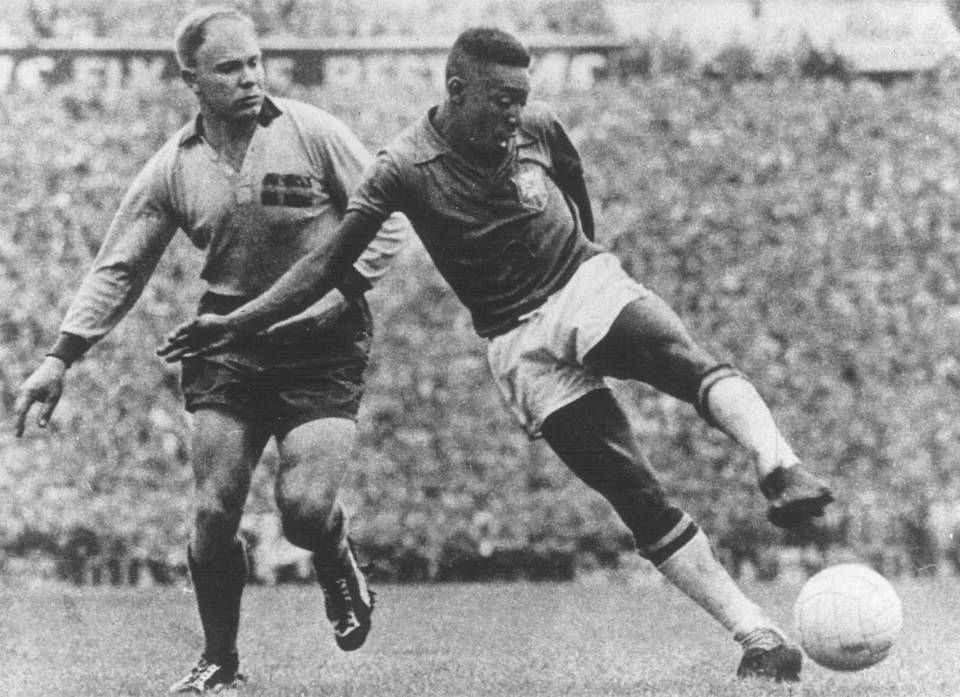 Tarihin en çok anlatılan finallerinden biri de Brezilya-İsveç arasında 1958’de oynanmıştı. 5-2 Brezilya’nın kazandığı final aynı zamanda 2 gol atan Pele efsanesinin doğuşu olarak kabul edilir.