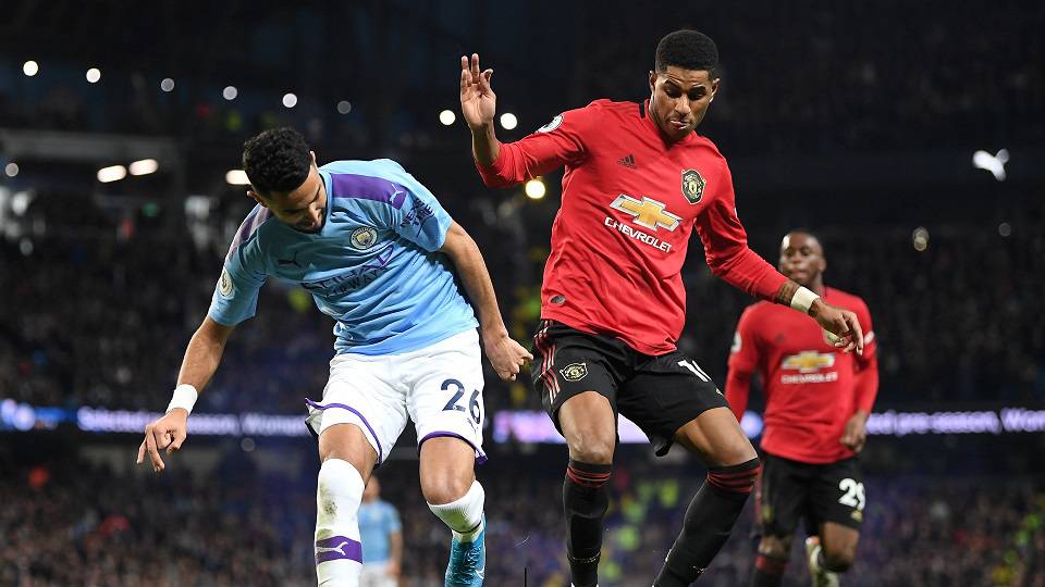 Manchester’ın hangi renge ait olduğunu anlamak için cumartesi akşamı TSİ 20.30’da Manchester United ile Manchester City karşı karşıya gelecek. Hafta içi Leipzig’e yenilip Şampiyonlar Ligi’nden elenen ve yoluna UEFA Avrupa Ligi’yle devam edecek Manchester United için bu maçta alınacak bir mağlubiyet, yeni bir teknik direktör anlamına gelebilir. Manchester City ise rakibinin içinde bulunduğu durumdan faydalanıp bildiği oyunu oynayarak 3 puan peşinde olacaktır.